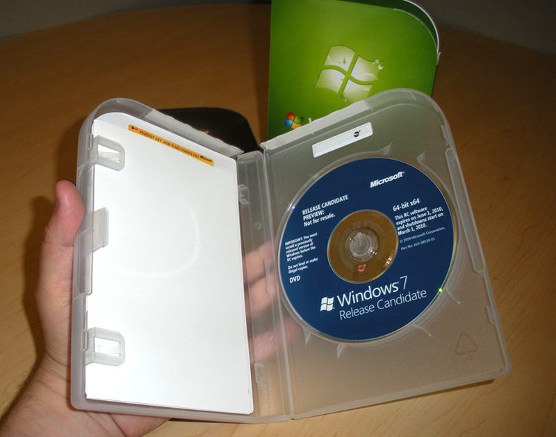 Illustration for article titled Windows 7 Packaging Is Plain, But With Subtle Flair (and Flare)